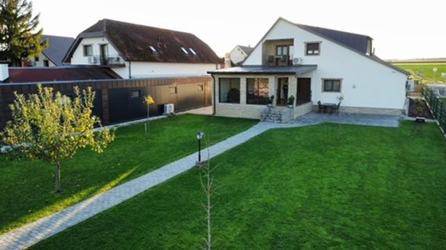 Budova, kde se aparthotel nachází