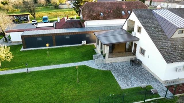 Budova, kde se aparthotel nachází