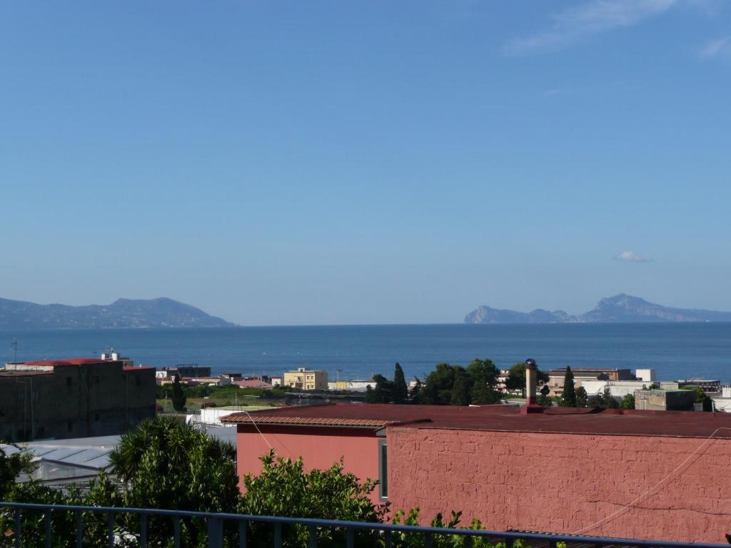 einen Blick auf eine Stadt mit dem Meer im Hintergrund in der Unterkunft I Papiri in Ercolano