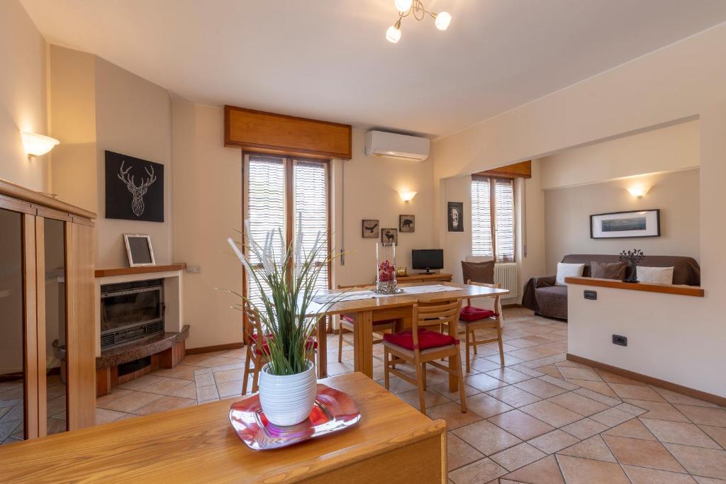 a living room with a table and a dining room at Il Terrazzino 51 in Bellagio