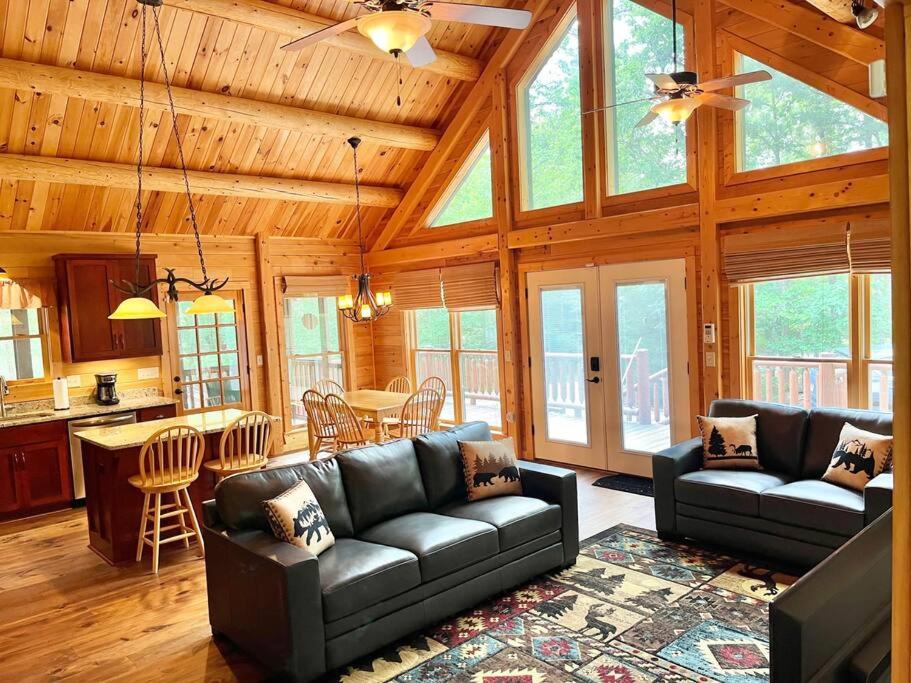 sala de estar con sofá y mesa en Pine Mountain Luxury Cabin Bordering Roosevelt Park and 7 Min to Callaway Gardens, en Pine Mountain Valley