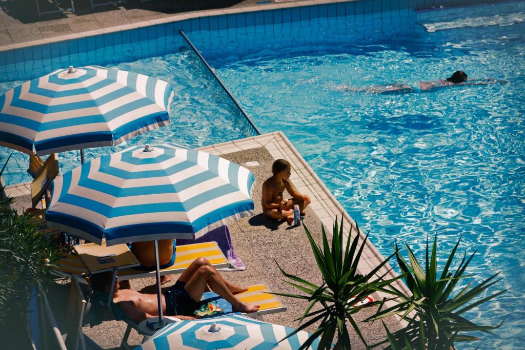 Piscina de la sau aproape de Hotel Jet