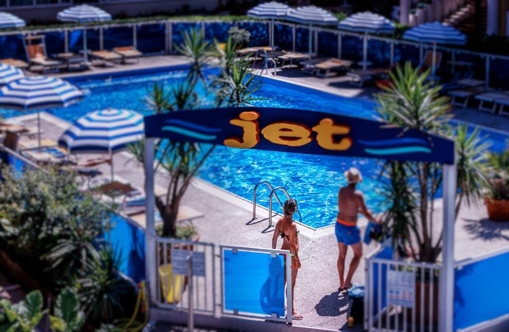 Piscina de la sau aproape de Hotel Jet