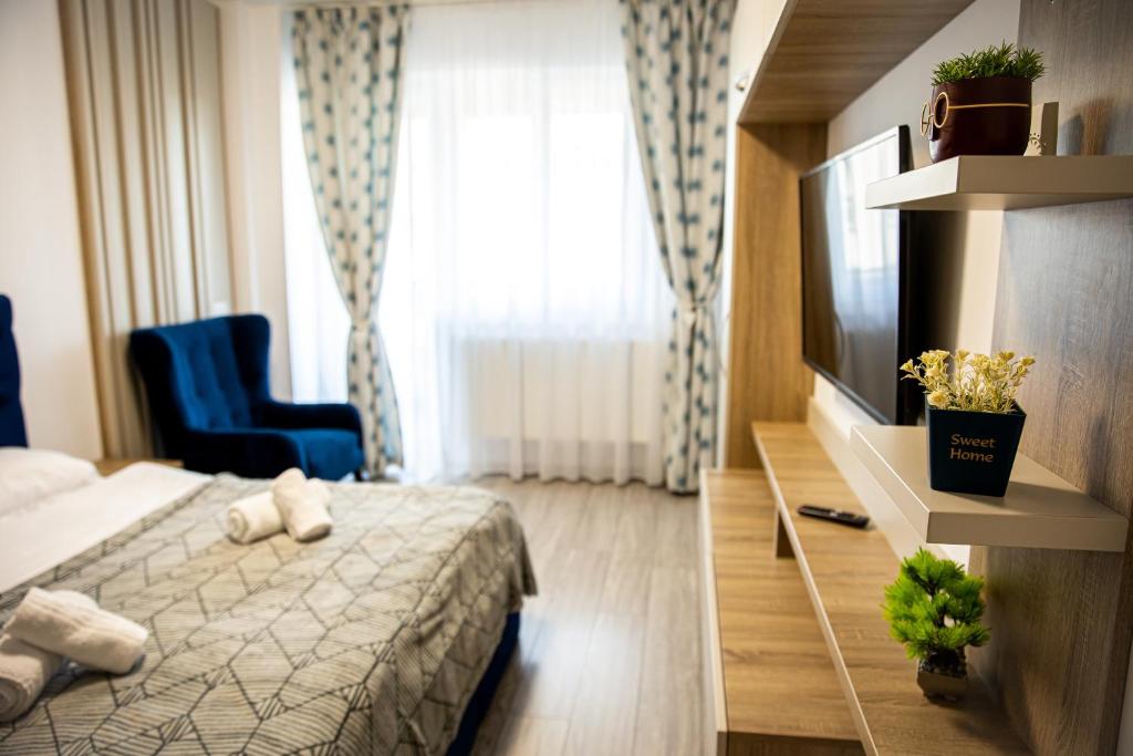 een hotelkamer met een bed en een televisie bij Q Elegance Palas Mall in Iaşi