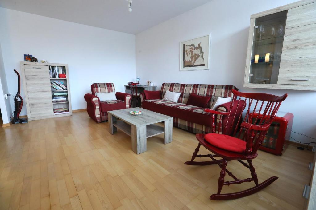sala de estar con sofá, mesa y sillas en Thomas apartment 028, en Liubliana