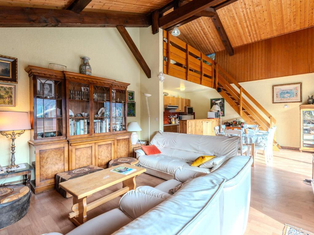 un salon avec un canapé et une table dans l'établissement Duplex confortable pour 9 pers à 500m du centre de Morzine, proche des pistes, avec balcon et parking - FR-1-754-63, à Morzine