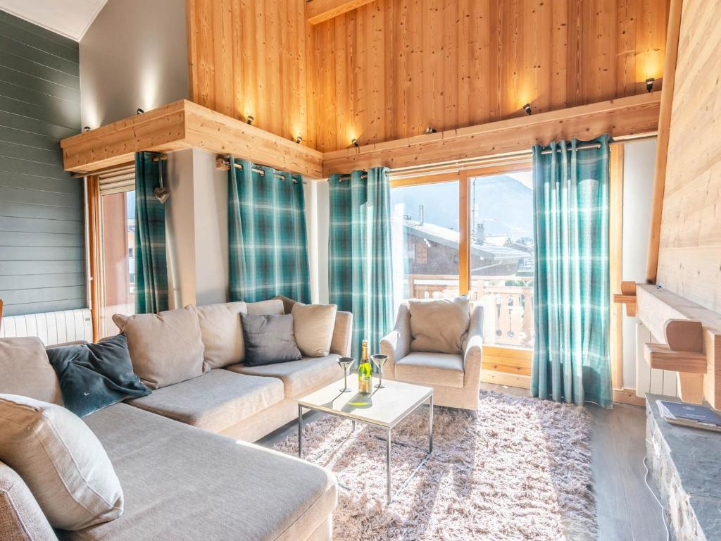 un salon avec un canapé et une table dans l'établissement Superbe Duplex T5 Rénové, 10 Pers, Garage, à 2 Pas du Centre de Morzine - FR-1-754-29, à Morzine
