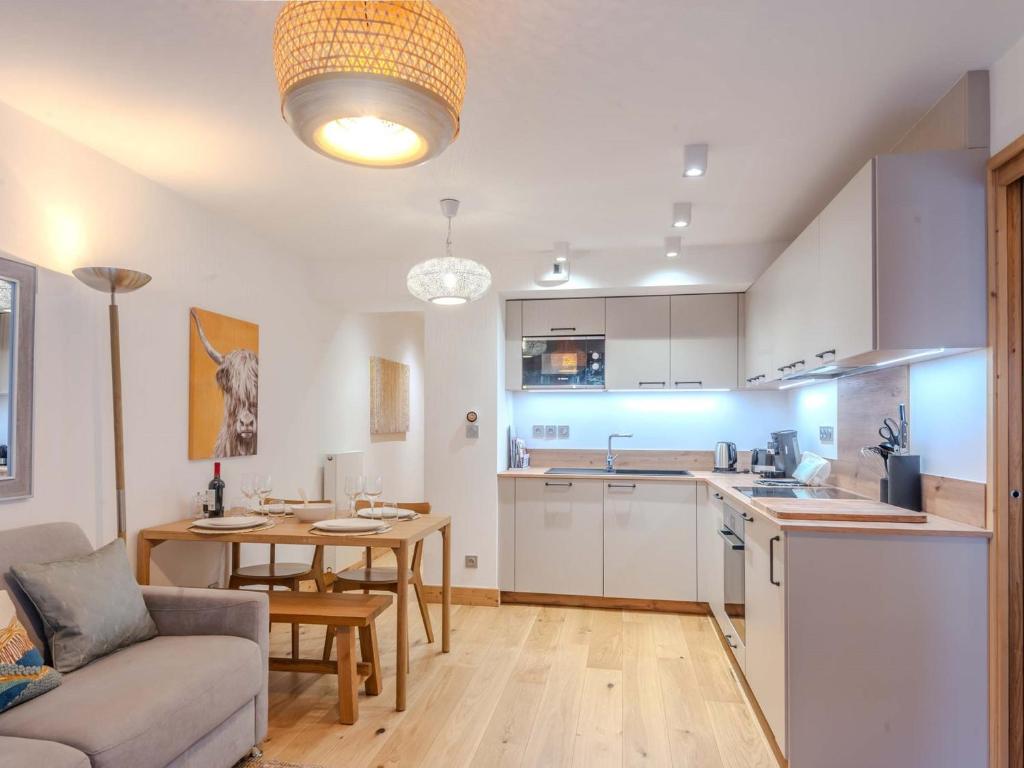 une cuisine et un salon avec un canapé et une table dans l'établissement Bel appart 3* refait à neuf au pied des pistes, centre Morzine, 4 pers, terrasse, wifi, garage - FR-1-754-58, à Morzine