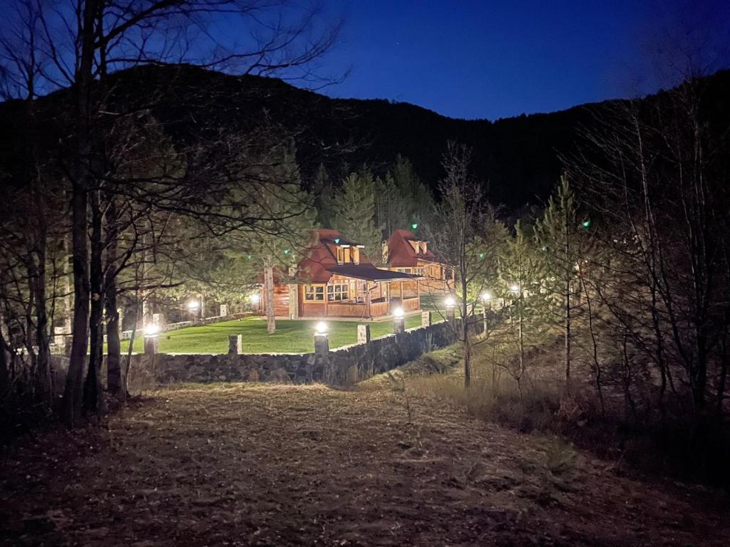 een groot huis wordt 's nachts verlicht bij Brvnare Golo Brdo in Mokra Gora