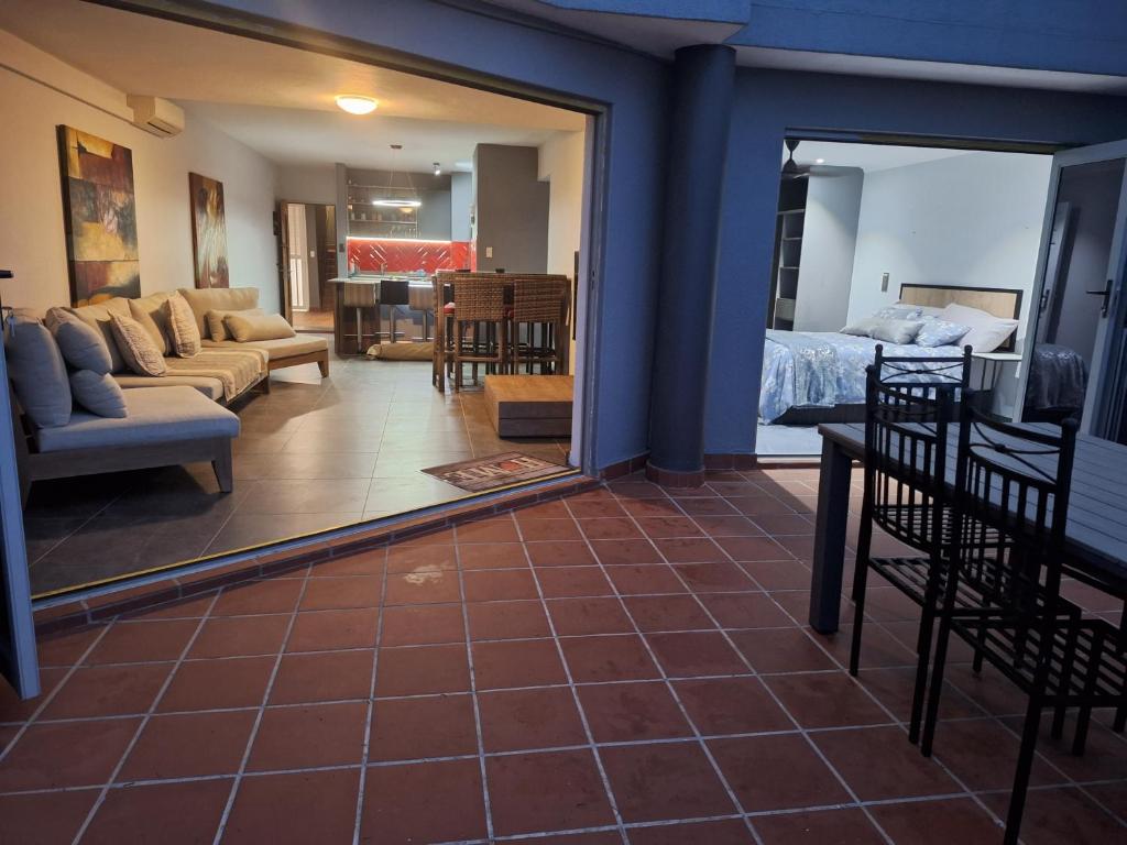 sala de estar con espejo y sofá en UMDLOTI MODERN 3 BEDROOM BEACH FLAT, en Umdloti