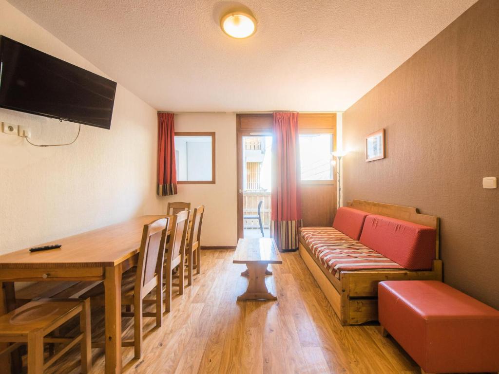 ein Wohnzimmer mit Couch und Tisch in der Unterkunft Appartement 3 Pièces Cabine 8 Personnes MAE-4554 in Orcières