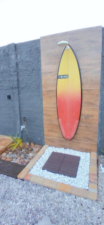 a surfboard sitting on top of a wooden wall at Casa de praia Vanila in Nísia Floresta
