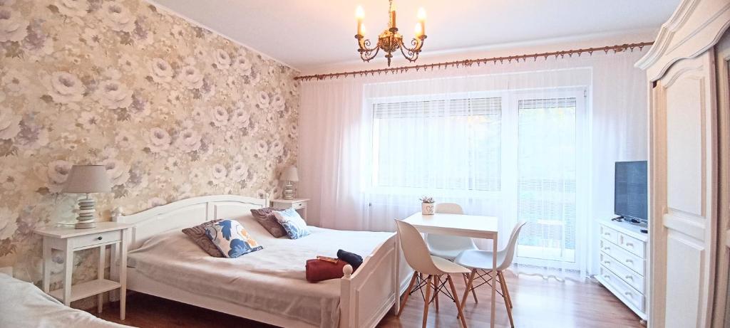Schlafzimmer mit einem Bett, einem Tisch und einem Schreibtisch in der Unterkunft Willa Jawor in Wisła
