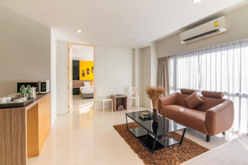 Kuchyň nebo kuchyňský kout v ubytování The Lantern Resorts Patong - SHA Extra Plus
