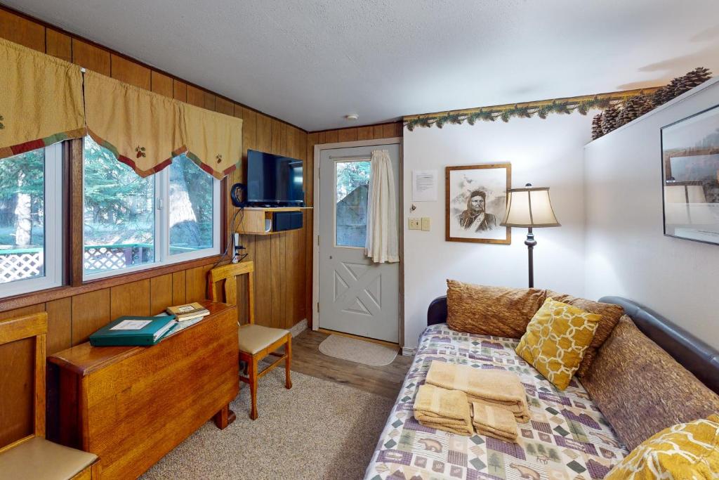 Joseph的住宿－60073 Wallowa Lake Hwy (lower unit)，客房设有沙发、书桌和窗户。