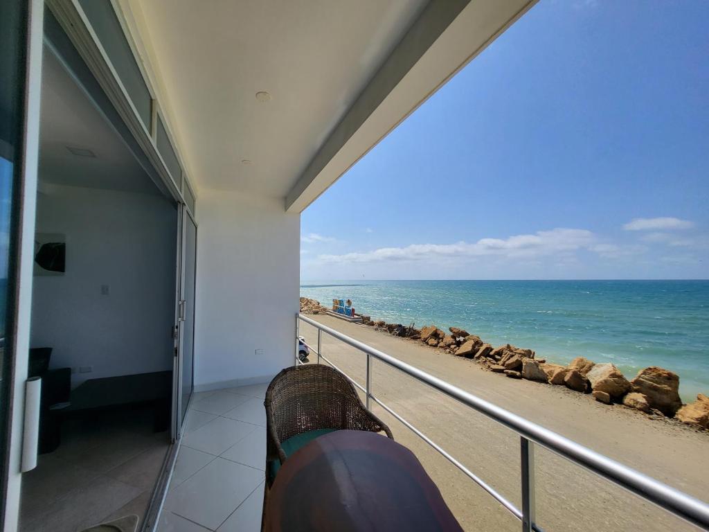 balcón con vistas a la playa y al océano en Suite Dptm BRISAMAR Playa Santa Marianita Manta, en Manta