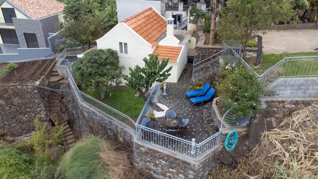 una vista aérea de una casa con patio en Casa da Vizinha, en Ponta do Sol