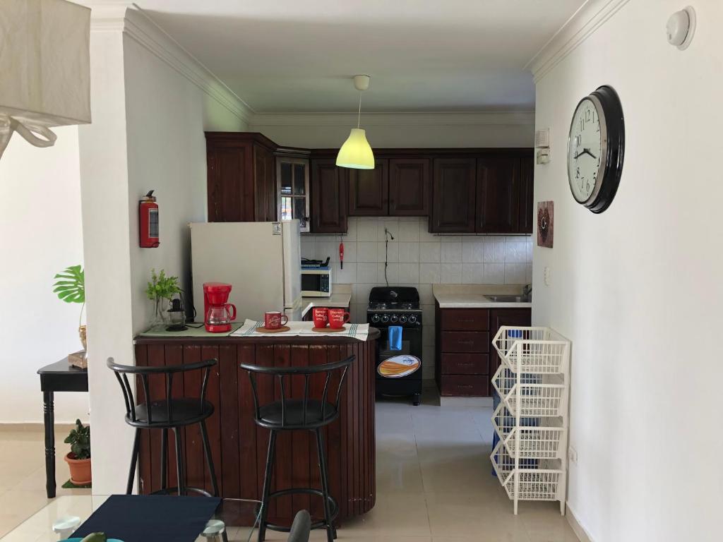 cocina con encimera y reloj en la pared en Adorable Santo Domingo, en Santo Domingo