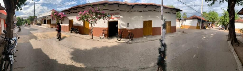 ein Gebäude mit einem Fahrrad, das vor einer Straße geparkt ist in der Unterkunft Hostel Tatacoa in Villavieja