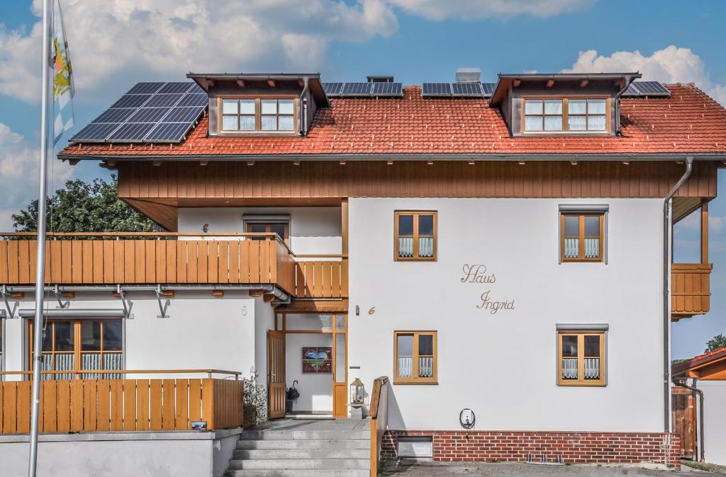 una casa con paneles solares en el techo en Allgäu-Genuss, en Halblech