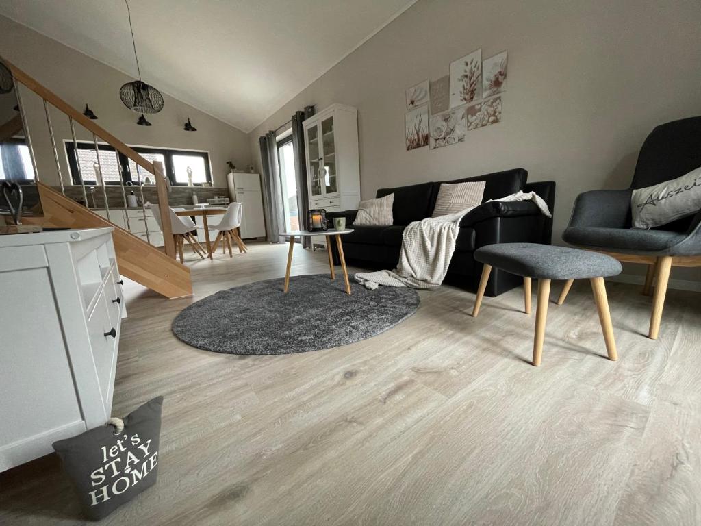 ein Wohnzimmer mit einem Sofa und einem Tisch in der Unterkunft Ferienhaus Kleine Auszeit in Idar-Oberstein