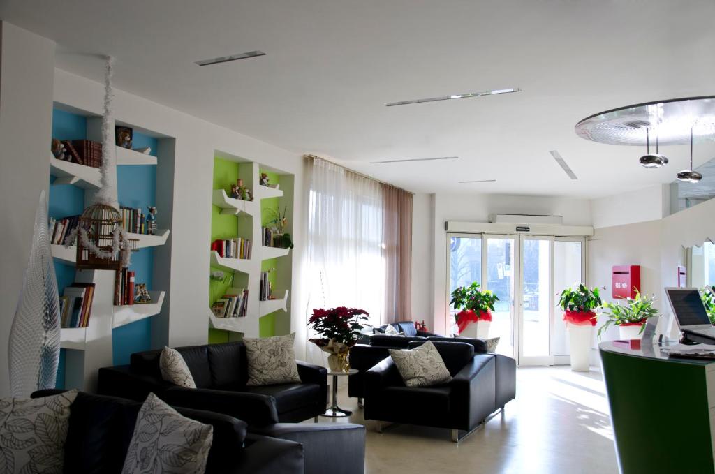 een woonkamer met banken en boekenplanken bij Key Hotel in Vicenza