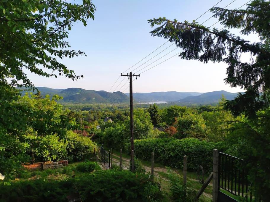 un poste de teléfono con vistas a un valle en Kosbor Kuckó, en Kismaros