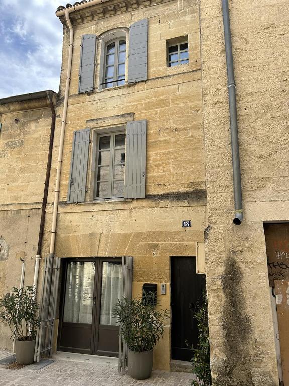 un bâtiment avec deux usines devant lui dans l'établissement Le Patio, à Uzès