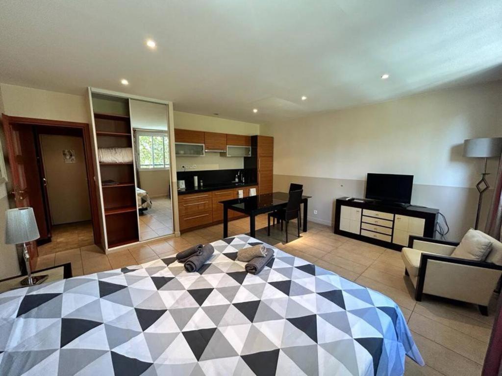 une chambre avec un lit à carreaux noirs et blancs dans l'établissement Carnot, à Cannes