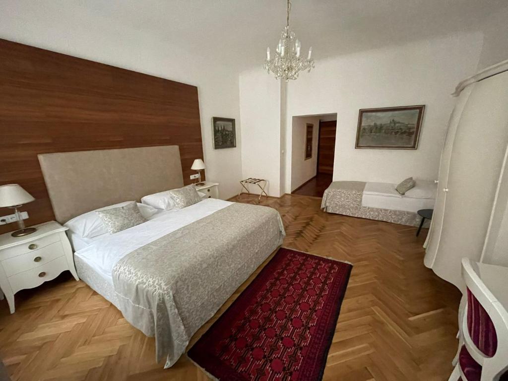 Postel nebo postele na pokoji v ubytování Little King Hotel U Malvaze