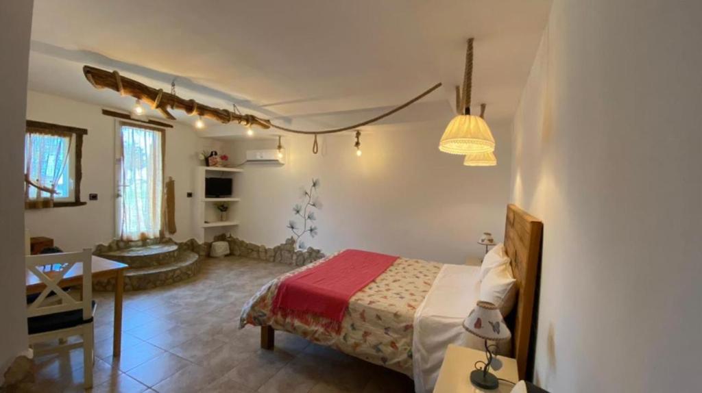 ein Schlafzimmer mit einem Bett und ein Wohnzimmer in der Unterkunft Hotelmirador las grullas in Montmesa