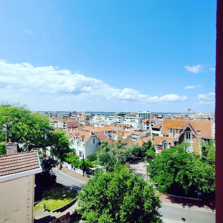 une vue d'une ville avec des bâtiments et des arbres dans l'établissement Spacious apartment near the sea, à Arcachon