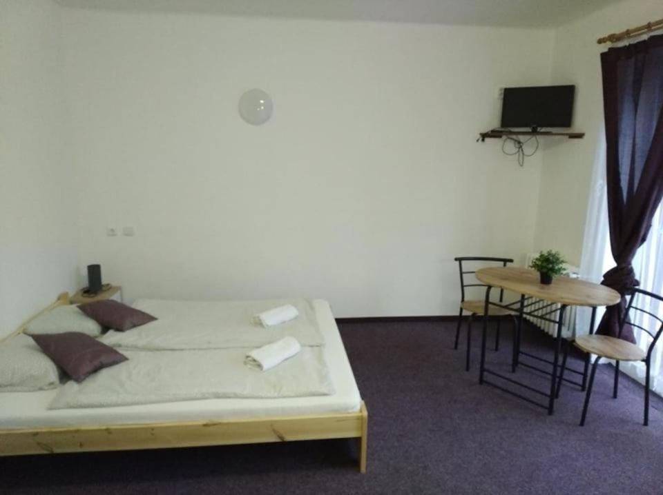 Postel nebo postele na pokoji v ubytování ALMI - penzion - pizzerie