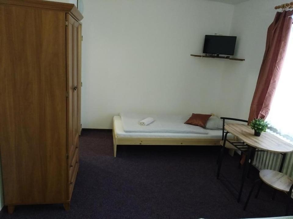 Postel nebo postele na pokoji v ubytování ALMI - penzion - pizzerie