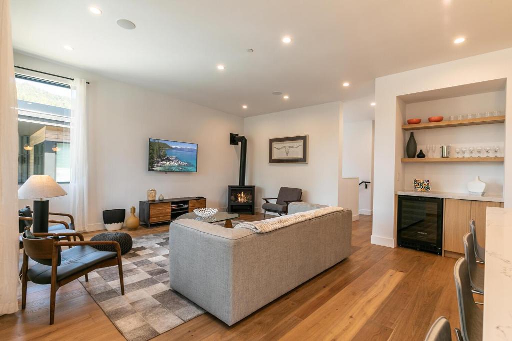 ein Wohnzimmer mit Sofa und Tisch in der Unterkunft Powder Run - Newly Built Palisades 3 Bedroom Townhome - Minutes to Village in Olympic Valley