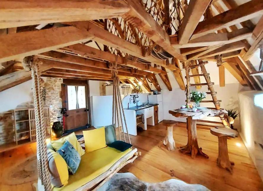 a living room with a hammock in a house at Nid d amoureux in La Roque-Gageac