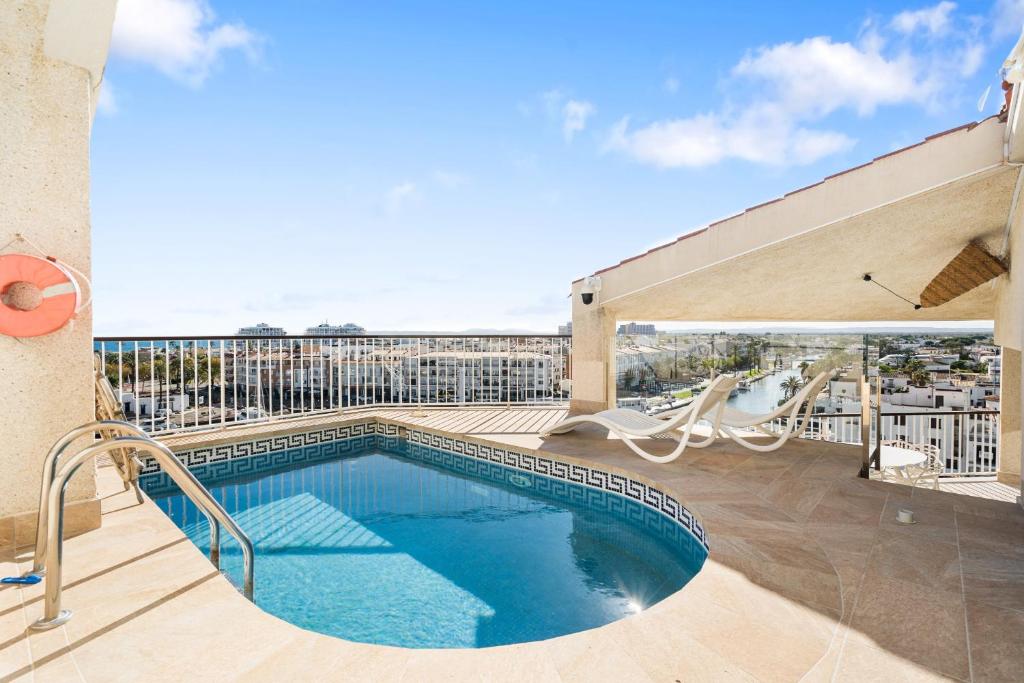 a swimming pool on the balcony of a building at WELCS APARTAMENTO 106 EMP con PISCINA PRIVADA in Empuriabrava