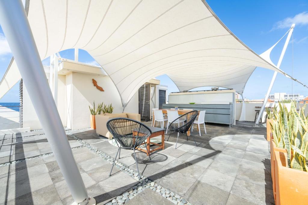 21 Apartment Patio Ideas to Overhaul Your Outdoor Space - Penthouse Apartments With A Rooftop Patio