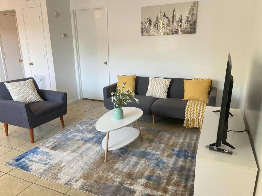 - un salon avec un canapé et une télévision dans l'établissement Cozy 1 Br Apartment in Long Beach MS Jm3, à Long Beach