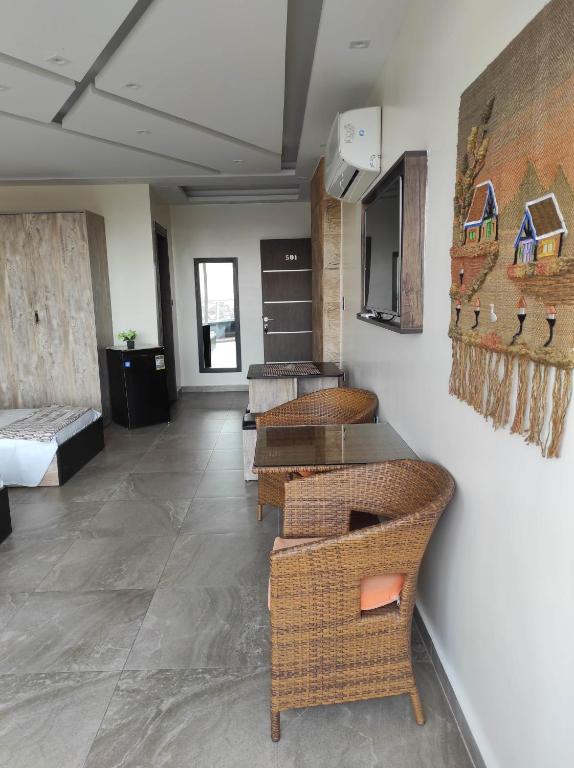 a living room with chairs and tables and a couch at pyramids view suite/vista piramidi in Cairo