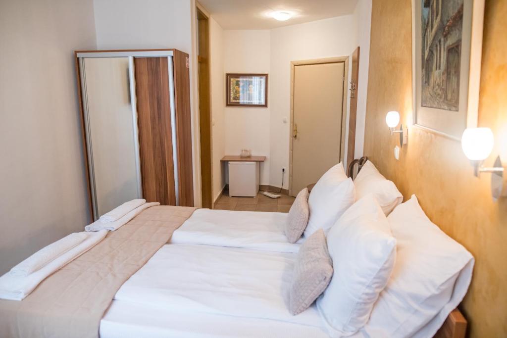 Hotel Herc Sarajevo客房内的一张或多张床位