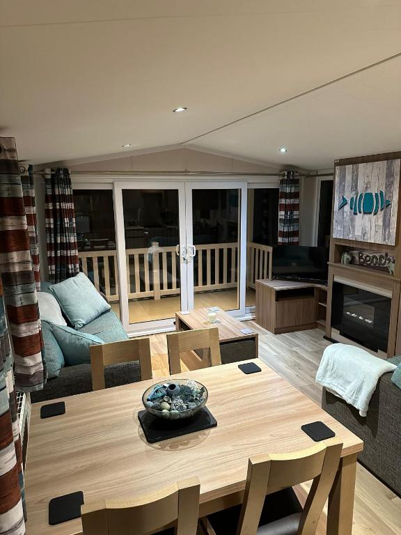 Χώρος καθιστικού στο Luxurious 6 Berth Swift Bordeaux on Lyons Robin Hood Rhyl