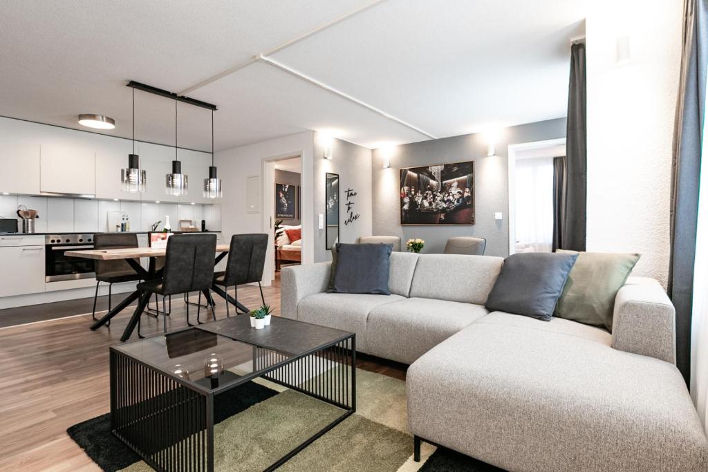 a living room with a couch and a table at Spirit Apartments - Suite #2 - Zentral - Parkplatz in Brienz