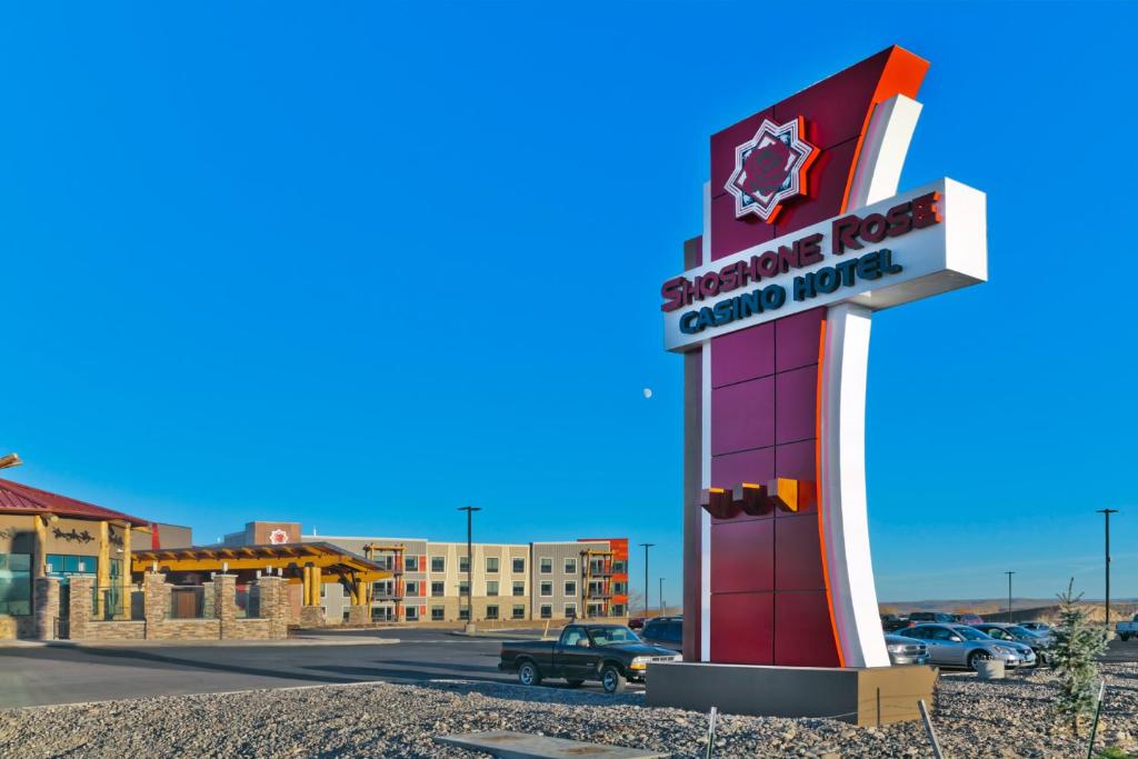 um sinal para uma casa de controlo de temperatura num parque de estacionamento em Shoshone Rose Casino & Hotel em Lander