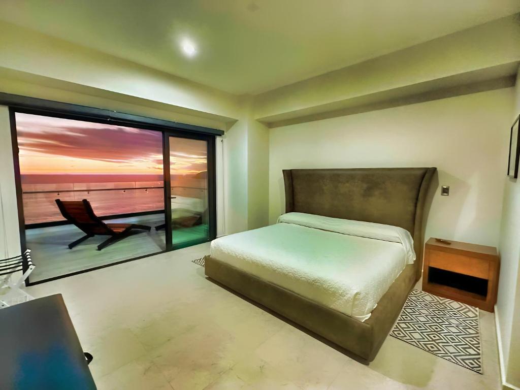 馬薩特蘭的住宿－Altomare Seaview，一间卧室配有一张床,享有海景