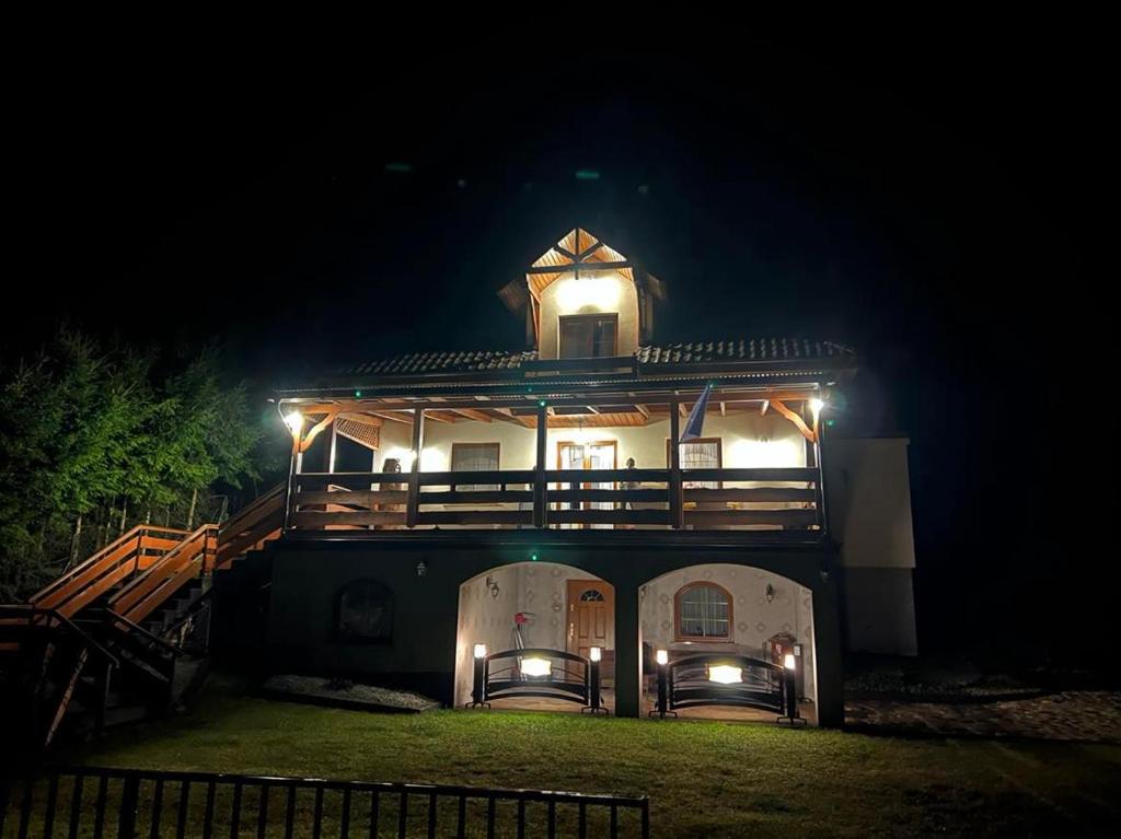 un grand bâtiment avec des lumières allumées la nuit dans l'établissement Jaworzynka Nad Jeziorem, à Ostaszewo