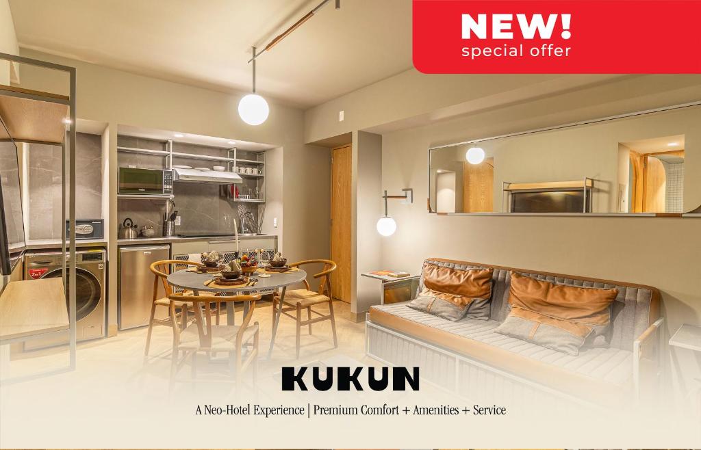 una cucina e una sala da pranzo con tavolo e sedie di Casa Londres by Kukun a Città del Messico