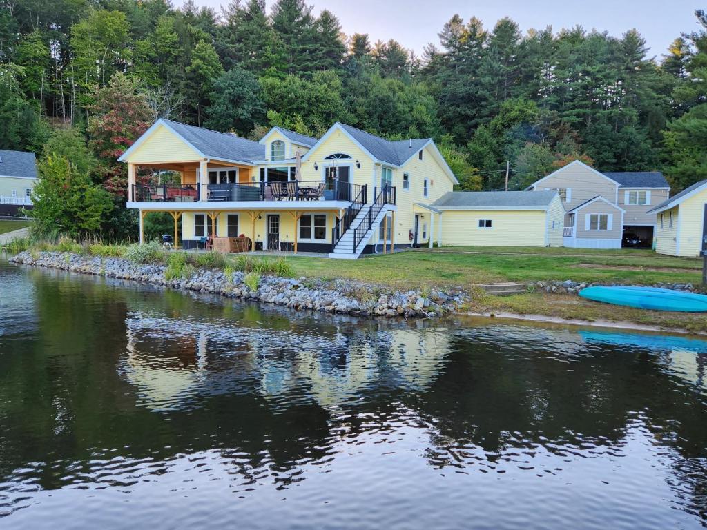 una casa en una isla en un cuerpo de agua en New England Lakefront Oasis (shared w/ owner) en Goffstown