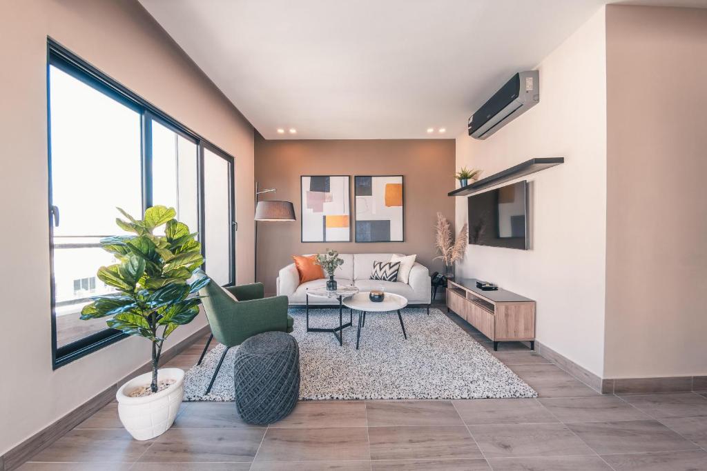 ein Wohnzimmer mit einem Sofa und einem Tisch in der Unterkunft Breakfast Included at Regatta Living 802 in Los Prados