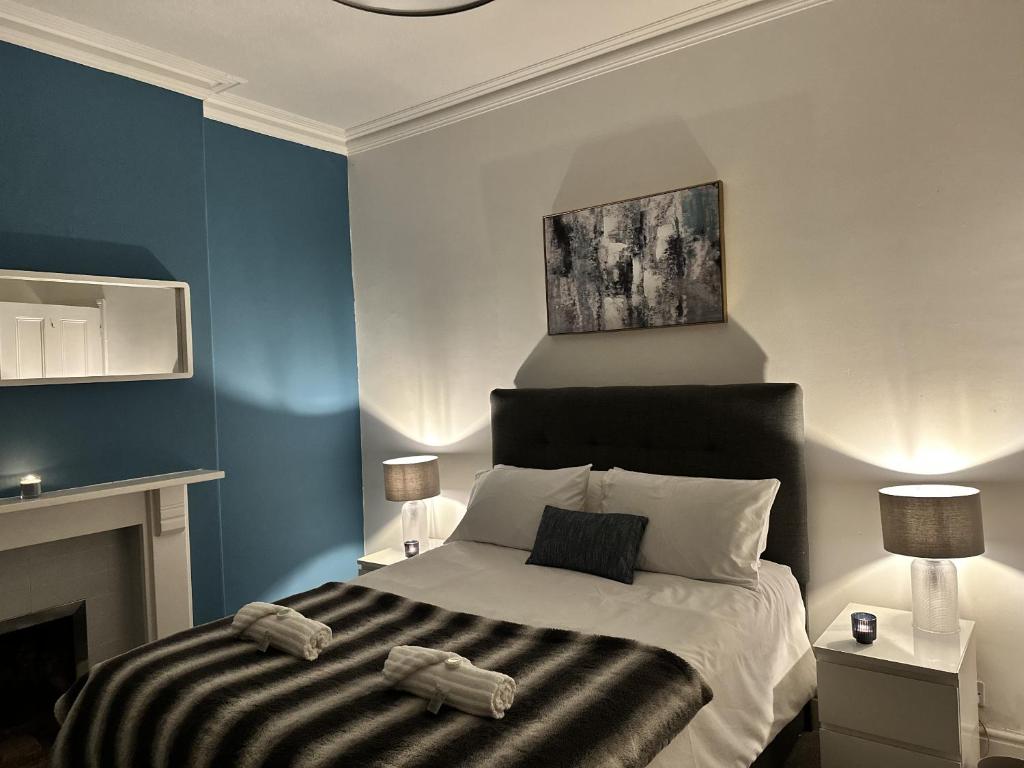 Una cama o camas en una habitación de Heswall apartment